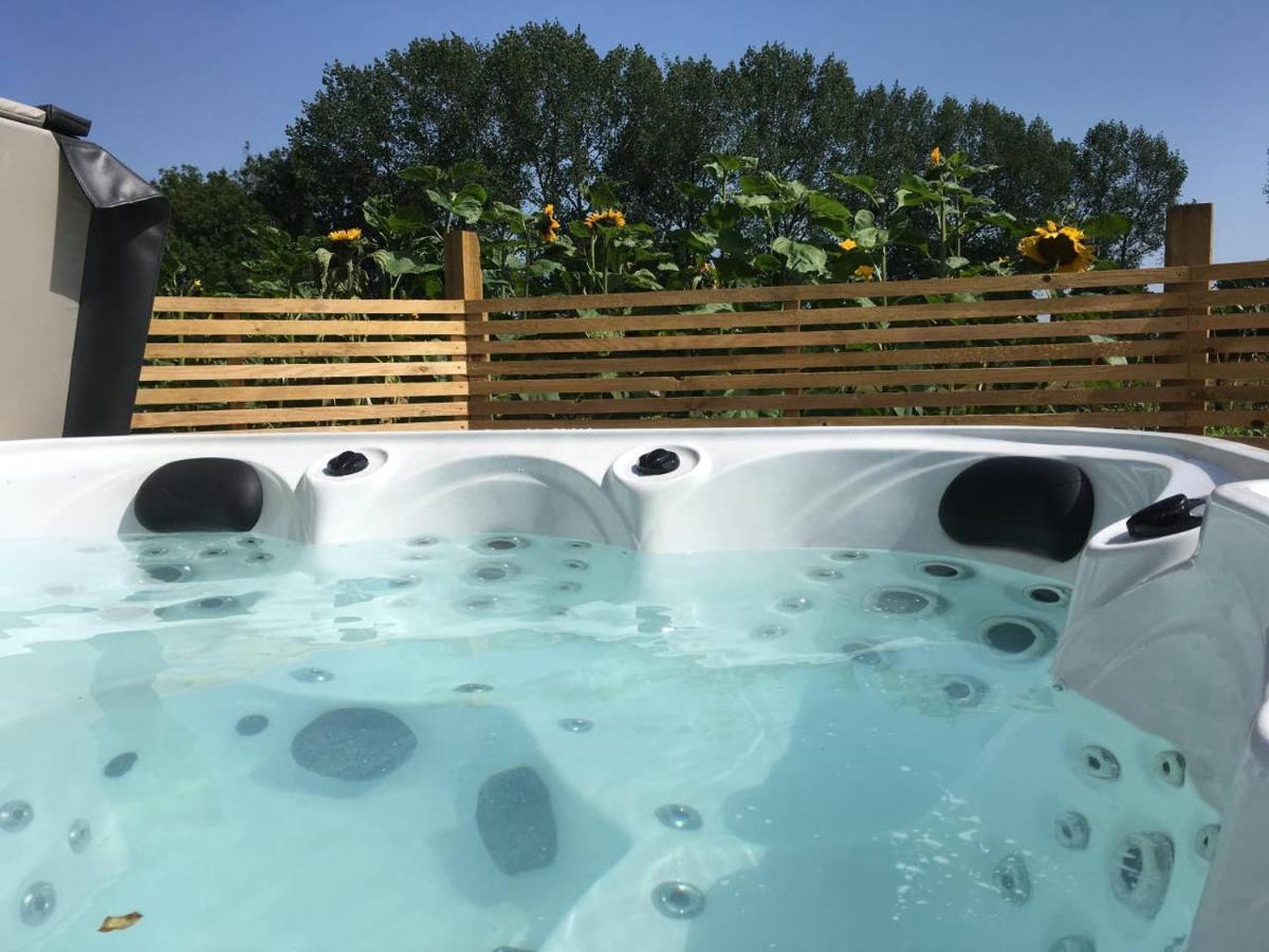 Villa Moors Wood Relaxing ,Tranquil Retreat With Hot Tub à Chippenham  Extérieur photo