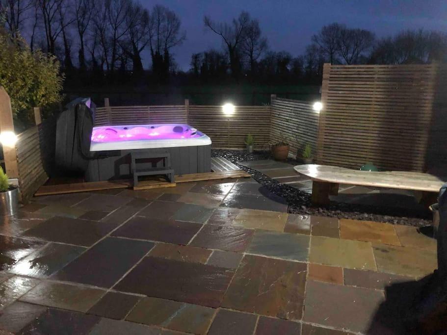 Villa Moors Wood Relaxing ,Tranquil Retreat With Hot Tub à Chippenham  Extérieur photo