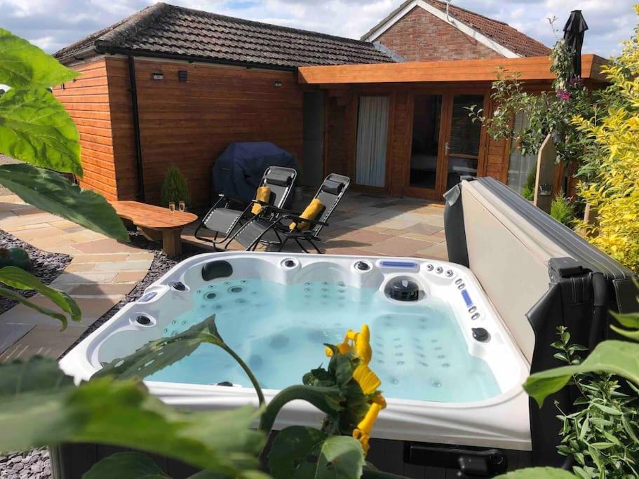 Villa Moors Wood Relaxing ,Tranquil Retreat With Hot Tub à Chippenham  Extérieur photo