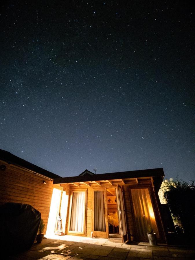 Villa Moors Wood Relaxing ,Tranquil Retreat With Hot Tub à Chippenham  Extérieur photo