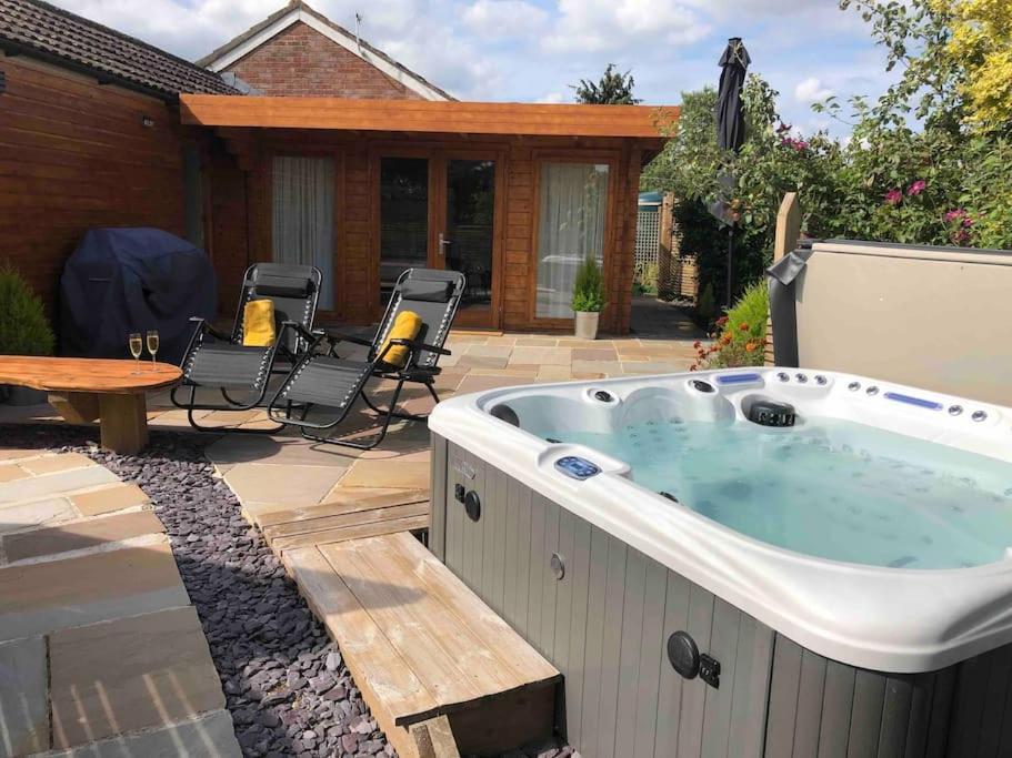 Villa Moors Wood Relaxing ,Tranquil Retreat With Hot Tub à Chippenham  Extérieur photo