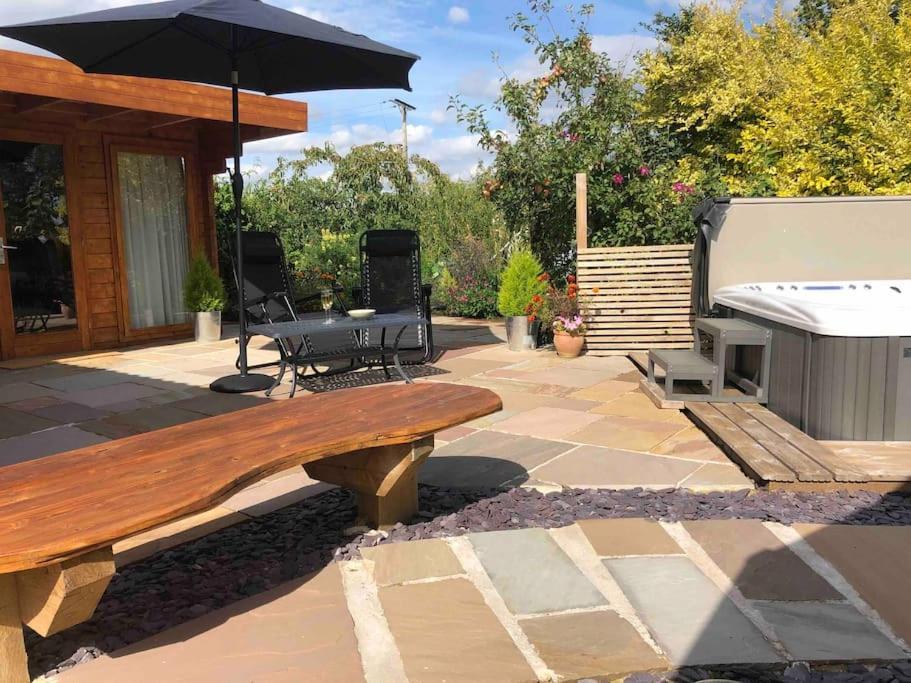 Villa Moors Wood Relaxing ,Tranquil Retreat With Hot Tub à Chippenham  Extérieur photo