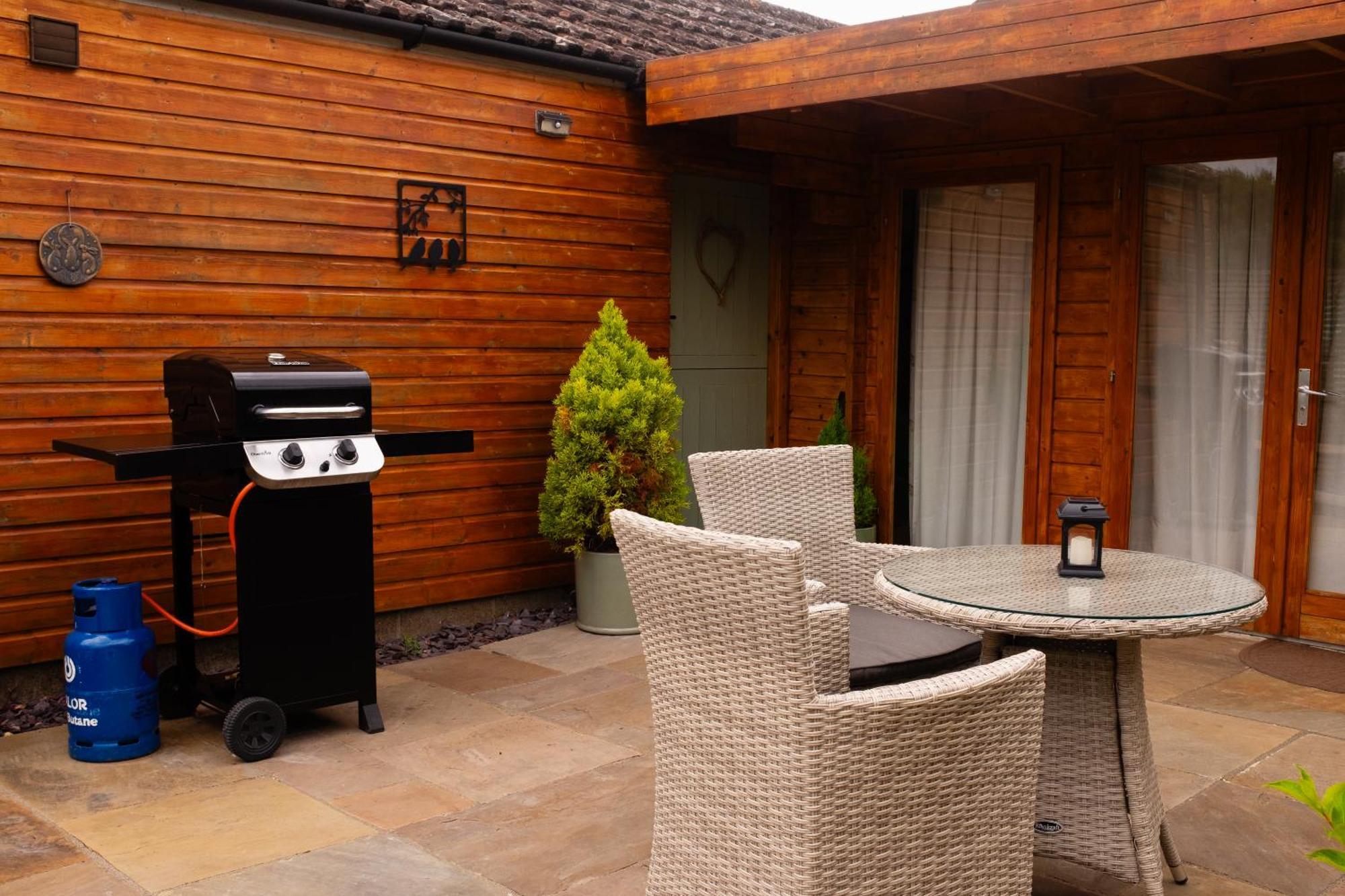 Villa Moors Wood Relaxing ,Tranquil Retreat With Hot Tub à Chippenham  Extérieur photo