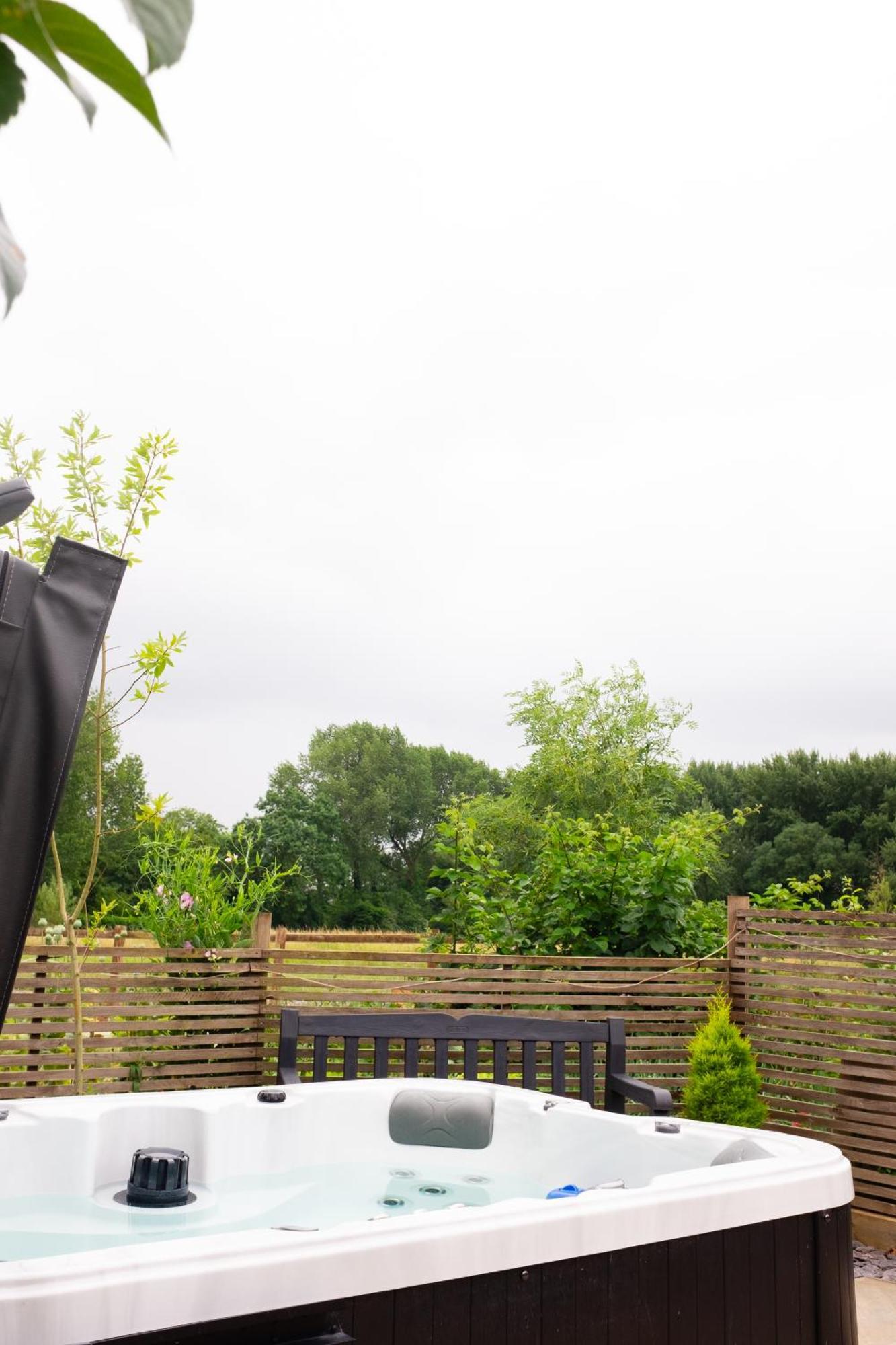 Villa Moors Wood Relaxing ,Tranquil Retreat With Hot Tub à Chippenham  Extérieur photo
