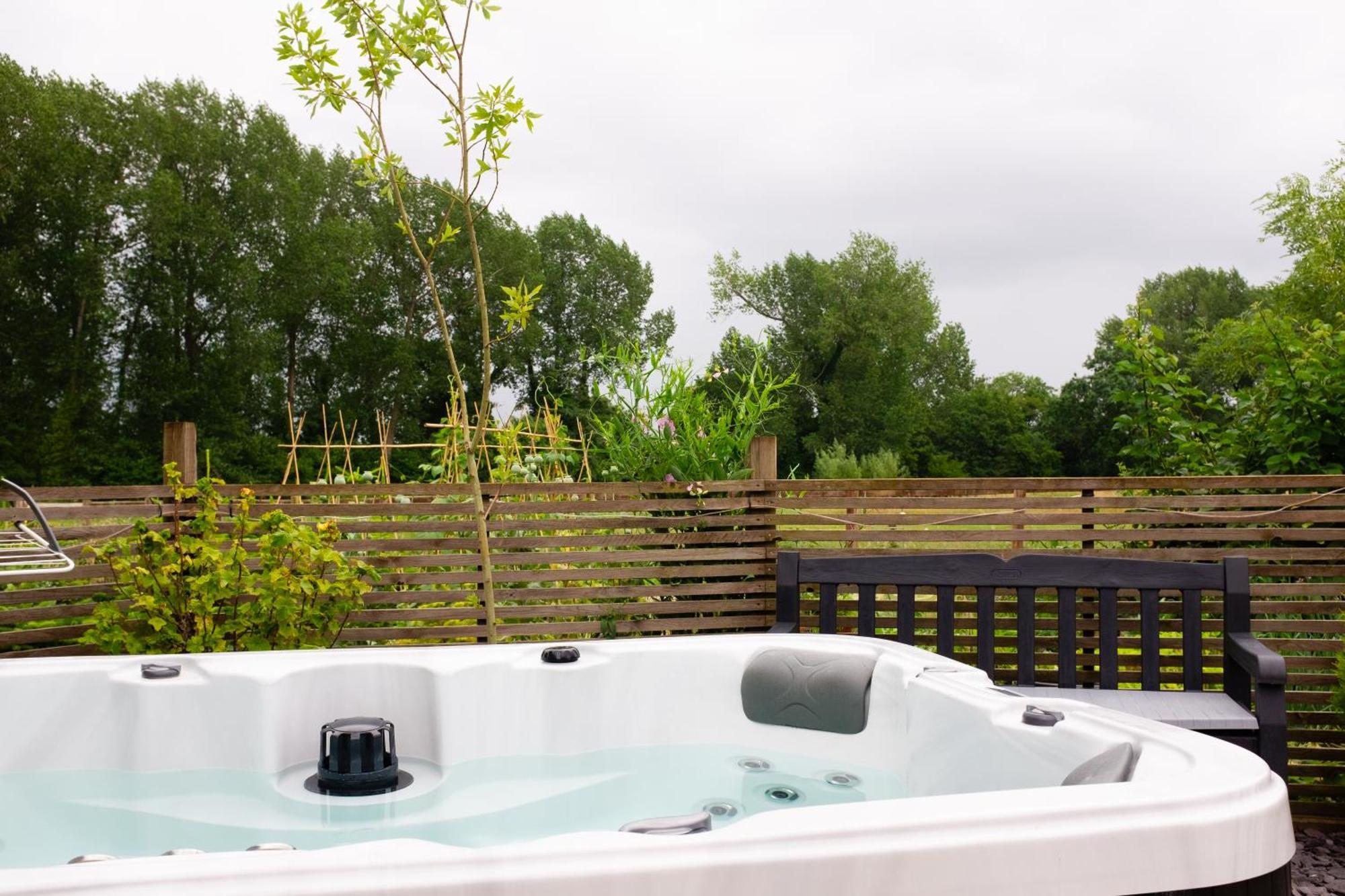 Villa Moors Wood Relaxing ,Tranquil Retreat With Hot Tub à Chippenham  Extérieur photo